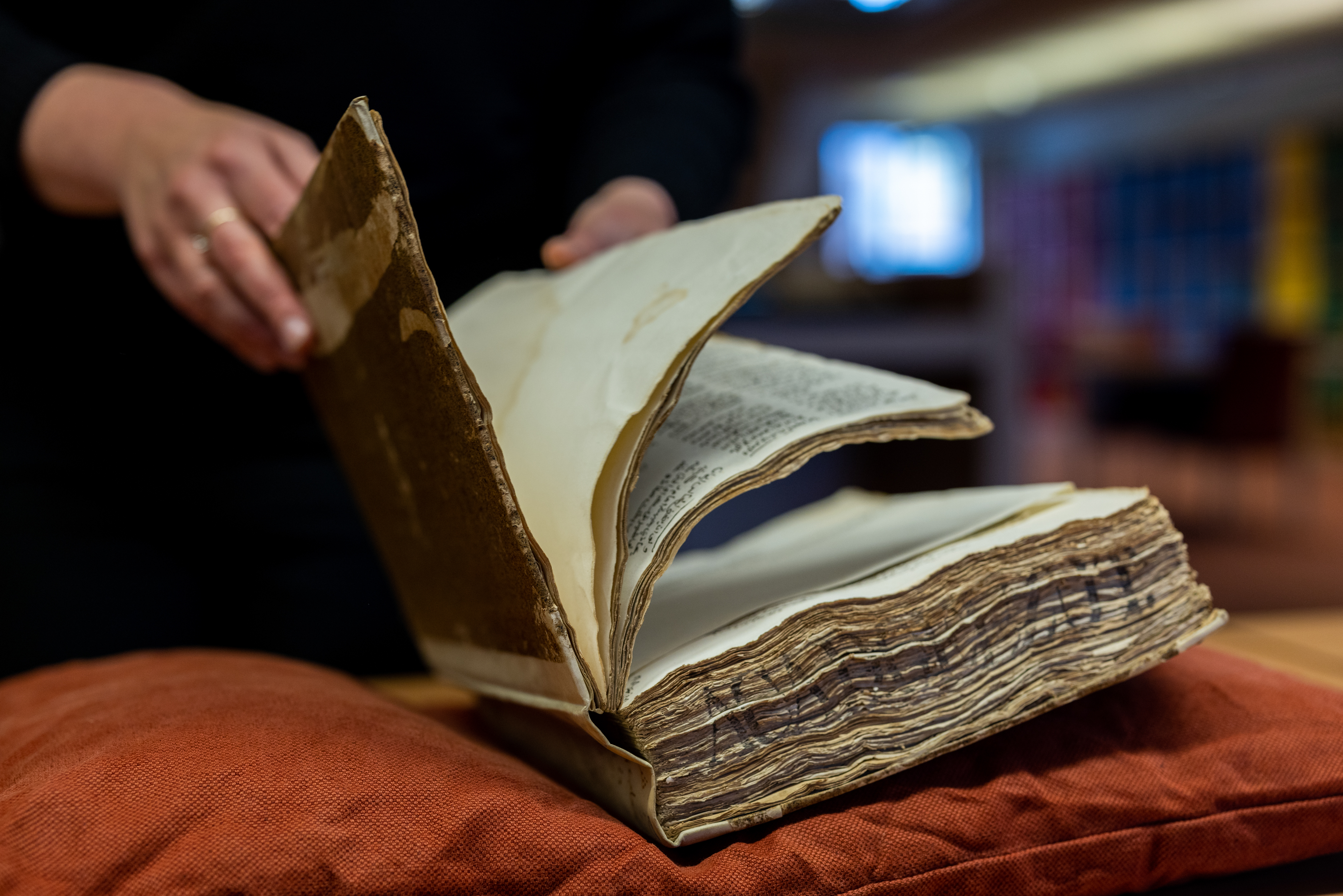 Afbeelding van een cahier met daaronder de button naar de digitale collectie van de Athenaeumbibliotheek